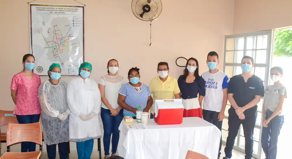 Prefeito Genival Bezerra ao lado de toda equipe.