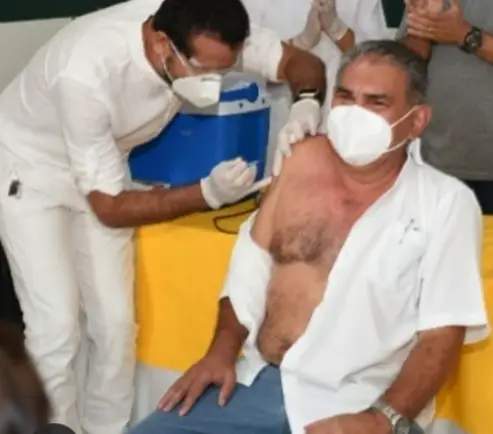 Auricelio Ribeiro é o primeiro vacinado no Município 