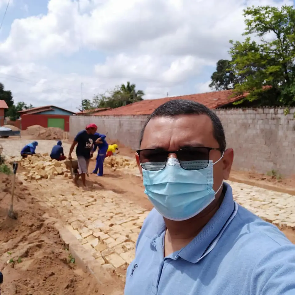 José Leite, secretário Mun. da SEINFRA - Secretaria Mun. da Infraestrutura e Serviços Urbanos de Demerval Lobão, acompanhando execução de serviços