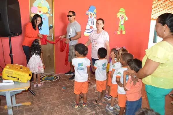 Prefeita Doquinha entregando uma biblioteca infatil na Creche Zezé Soares