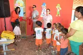 Prefeita Doquinha entregando uma biblioteca infatil na Creche Zezé Soares (Foto: Ascom)
