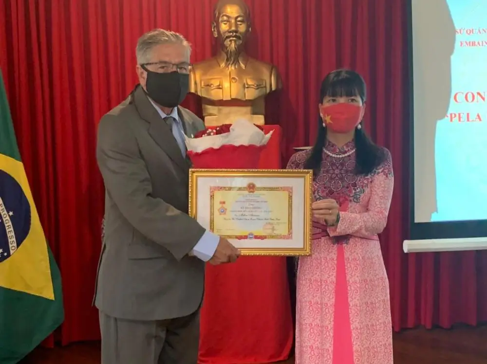 A embaixadora Sra. Pham Thi Kim Hoa, fez a entrega da homenagem