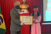 A embaixadora Sra. Pham Thi Kim Hoa, fez a entrega da homenagem (Foto: )