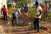 Prefeito com a mão na massa (Foto: )