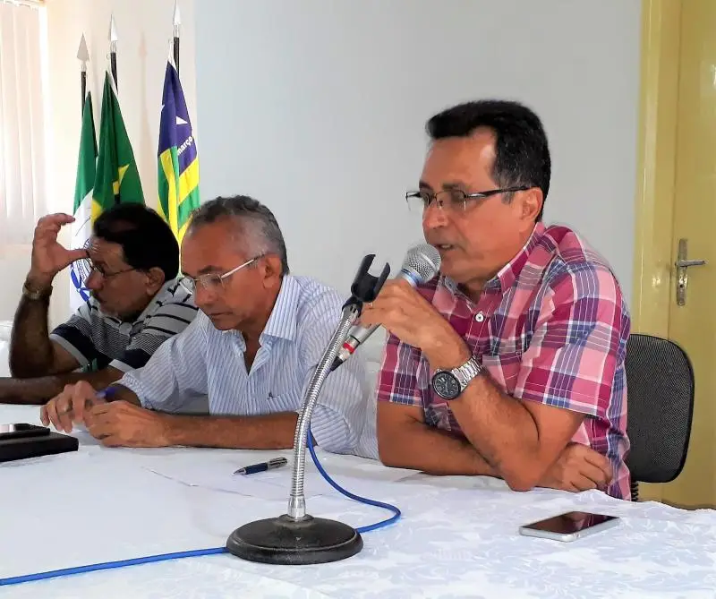 Prefeito Genival Bezerra.