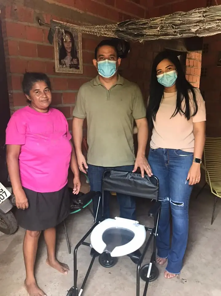 Prefeito Ricardo Moura e a primeira-dama Thalyssandra Moura fazendo entrega de cadeiras de banho a necessitados em Demerval Lobão