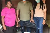 Prefeito Ricardo Moura e a primeira-dama Thalyssandra Moura fazendo entrega de cadeiras de banho a necessitados em Demerval Lobão (Foto: Facebook/pmdl)