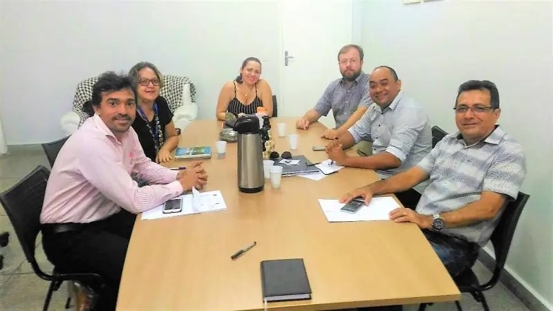 O prefeito Genival Bezerra, acompanhado do Vereador Municipal, Geraldo Farias, Diretor e Professores da UFPI.