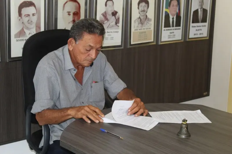 Prefeito Gil Paraibano autorizou a concessão de promoção e progressão dos servidores. (Foto: Isael Pereira)