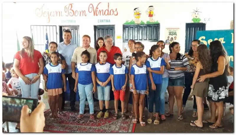 Entrega do fardamento escolar