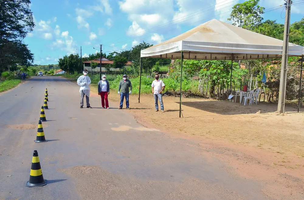 Equipe de saúde e o secretário de obras Edval Cunha.
