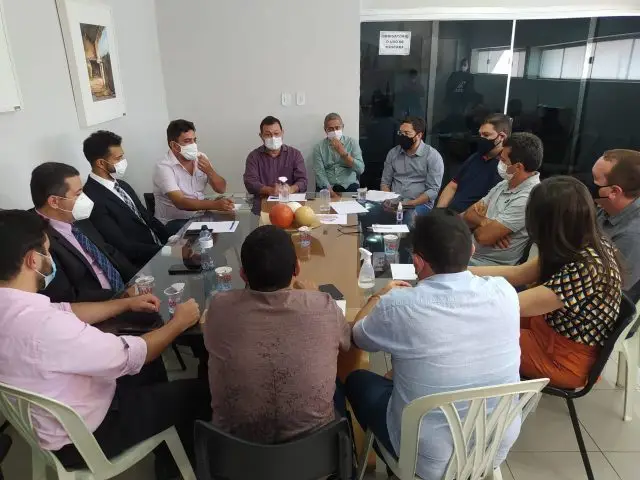 Secretário Aldo Gil participou de reunião com vereadores, vice-prefeita Xandú e demais representantes políticos. (Foto: Fátima Miranda)