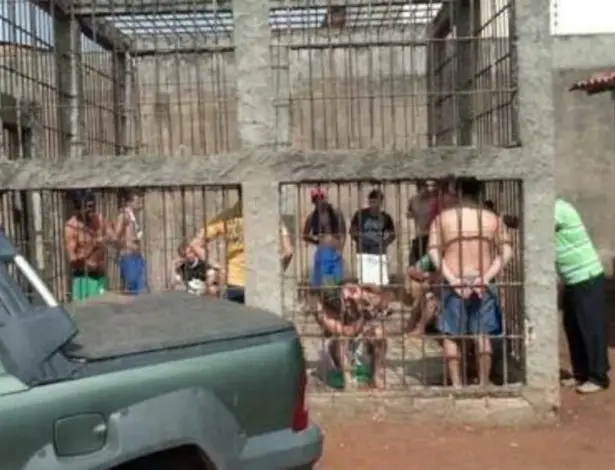 Jaula a céu aberto em delegacia de Barra do Corda (MA), onde preso morreu