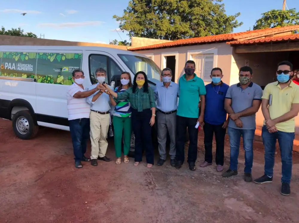 Entrega da van do PAA