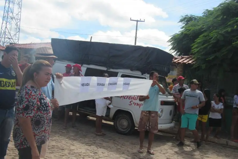 Prefeita Vilma Lima (PT) e o Secretário Municipal de Assistência Social Erinaldo Carvalho, segurando a faixa da linha de chegada dos competidores.