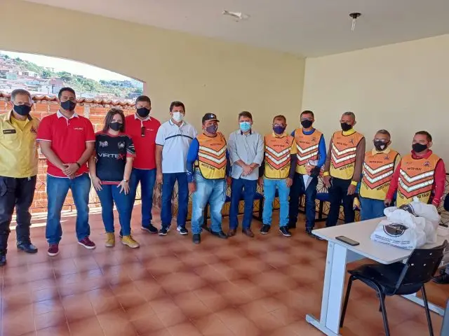 Momento da entrega do coletes