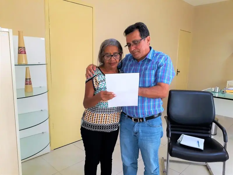 Prefeito Genival Bezerra entregando a concessão de aposentadoria.