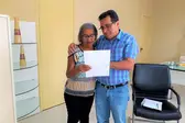 Prefeito Genival Bezerra entregando a concessão de aposentadoria. (Foto: ASCOM-PMJP)