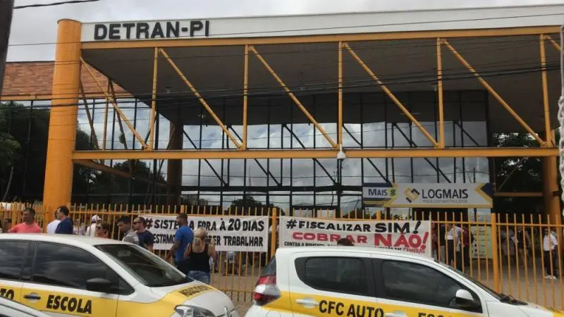 Donos de autoescolas fizeram protesto no Detran em Teresina. (Foto: Lorena Linhares/G1)