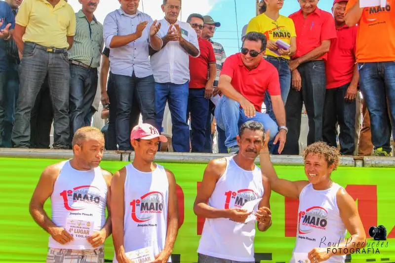 Prefeito Genival entregando as premiações.
