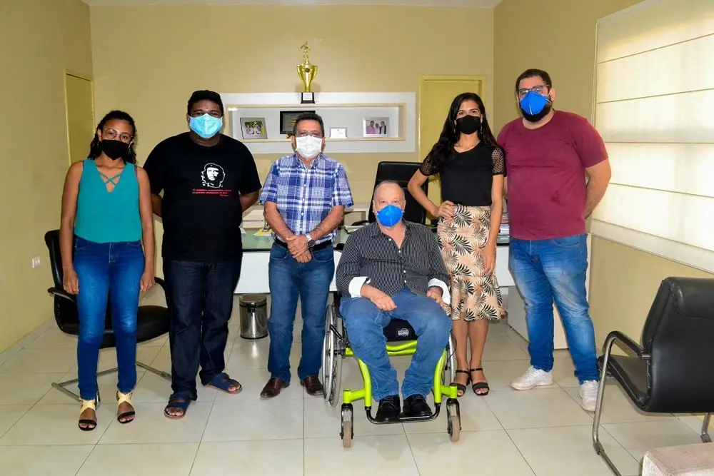 Prefeito Genival Bezerra (PT) com colaboradores.
