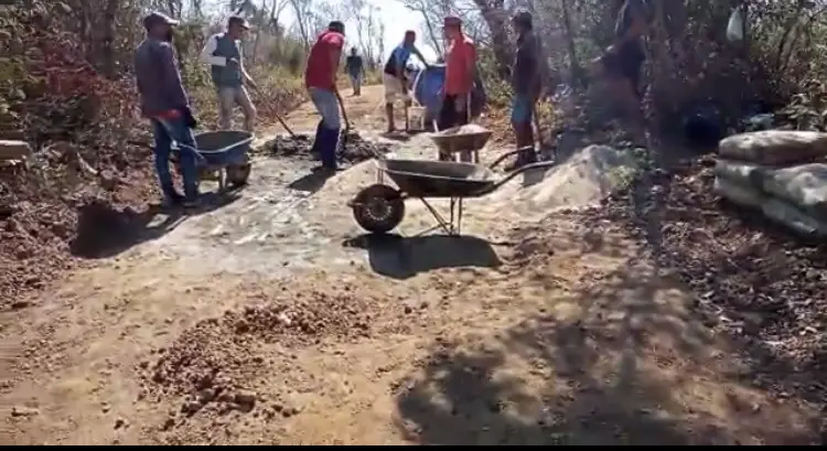 Mutirão recuperando ladeira