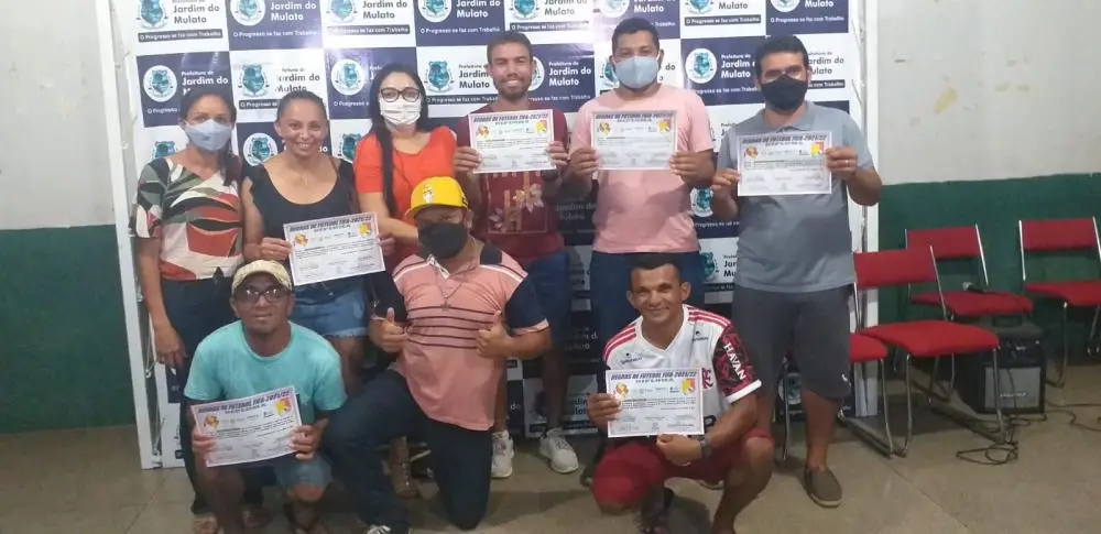 Vereadora Gerlane Cabral, na entrega de certificado do Curso de Arbitragem de Futebol Não Profissional/ FOTO: Divulgação