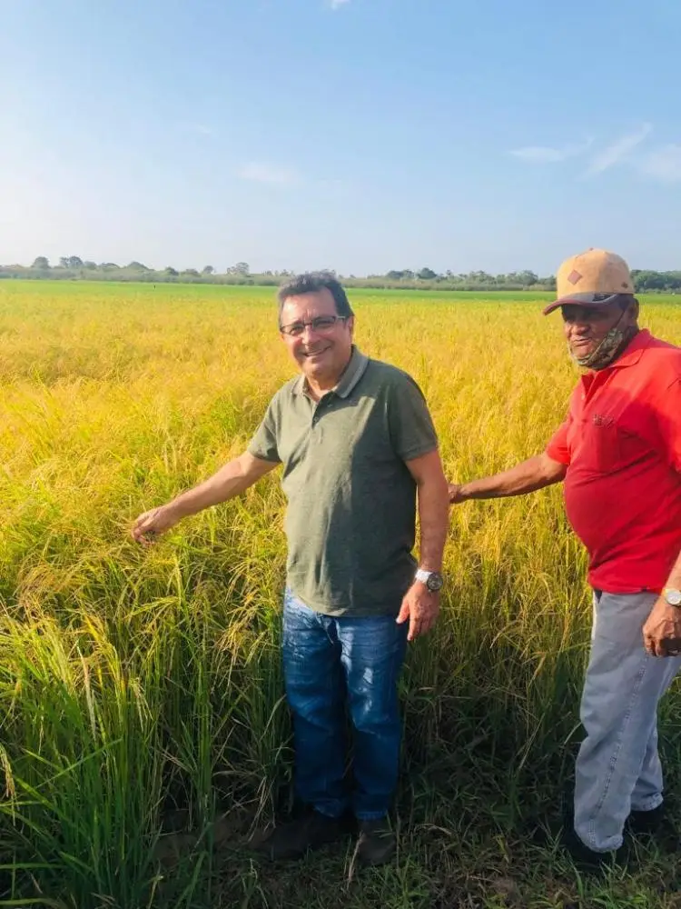 Prefeito Genival Bezerra (PT) e agricultor