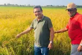 Prefeito Genival Bezerra (PT) e agricultor (Foto: Ascom.)