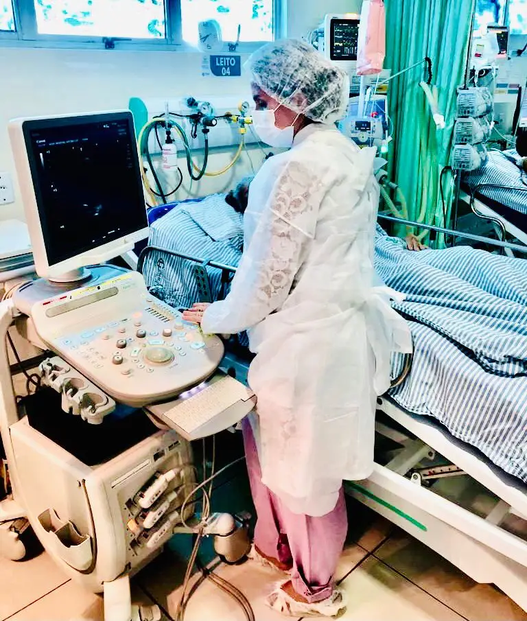 Médica Cardiologista, Márcia Luz realizando Ecocardiograma em paciente na UTI do Justino Luz.