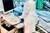 Médica Cardiologista, Márcia Luz realizando Ecocardiograma em paciente na UTI do Justino Luz. (Foto: Ascom - HRJL)