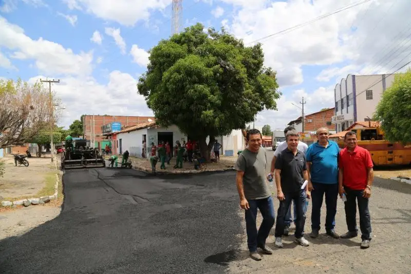 Prefeito João Luiz verificando o andamento da obra