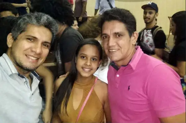 Mayza entre o professor Junior Francisco e o pai Eduardo Teixeira em Teresina na reunião com os selecionados do Teremusic)