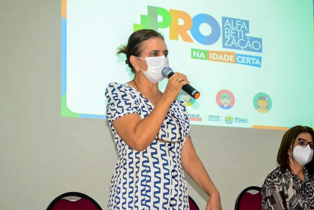Secretária Lêda Maria (Microfone) e equipe da SME.