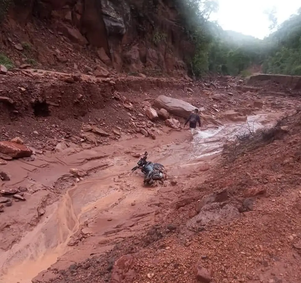 Moto é arrastada durante enxurrada na PI-392, Sul do Piauí — Foto: Dudu Notícias