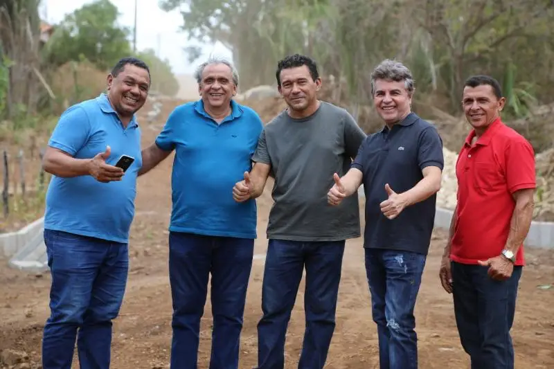 Prefeito João Luiz visitando as obras