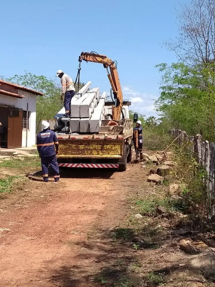 Equatorial Energia fazendo a instalação de portes.