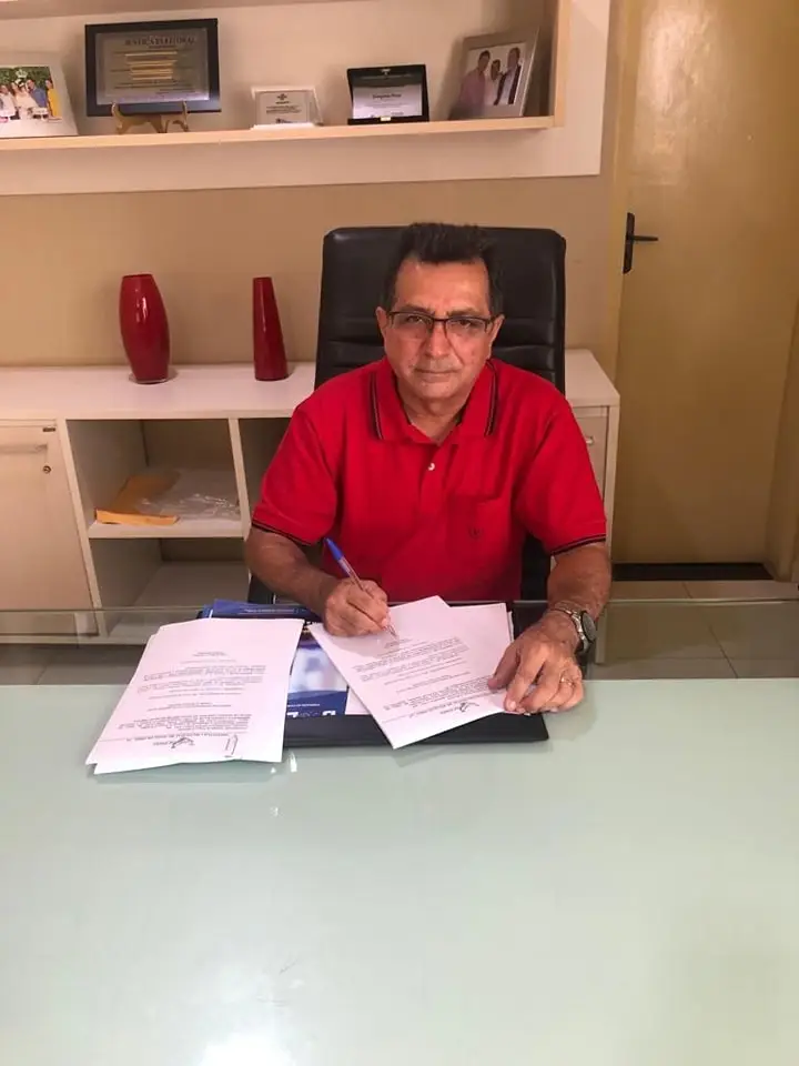 Prefeito Genival Bezerra assinando ordens de serviços em seu gabinete.