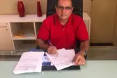 Prefeito Genival Bezerra assinando ordens de serviços em seu gabinete. (Foto: Ascom.)
