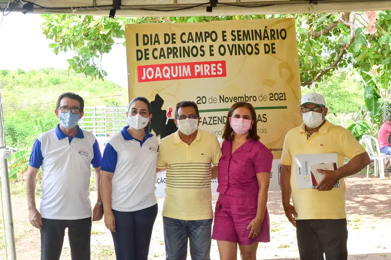Equipe SABRAE, prefeito Genival Bezerra juntamente com a primeira-dama Lêda Maria e o secretário de agricultura Francisco Farias.