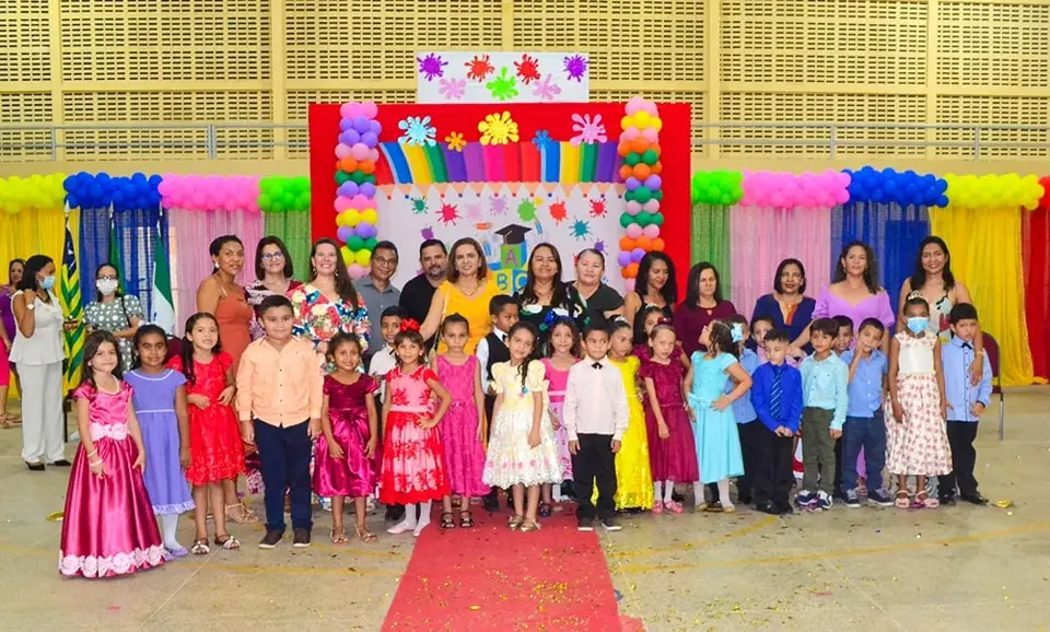 Foto oficial com a secretária de educação Lêda Maria (de Amarelo).