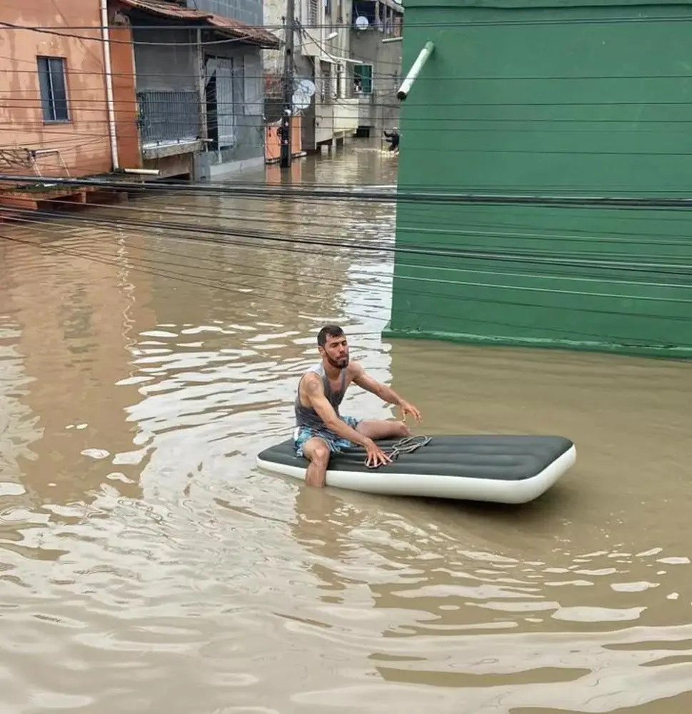 Mototaxista que ajudou vizinhos com colchão inflável relata tensão durante enchente na BA — Foto: Karen Póvoas