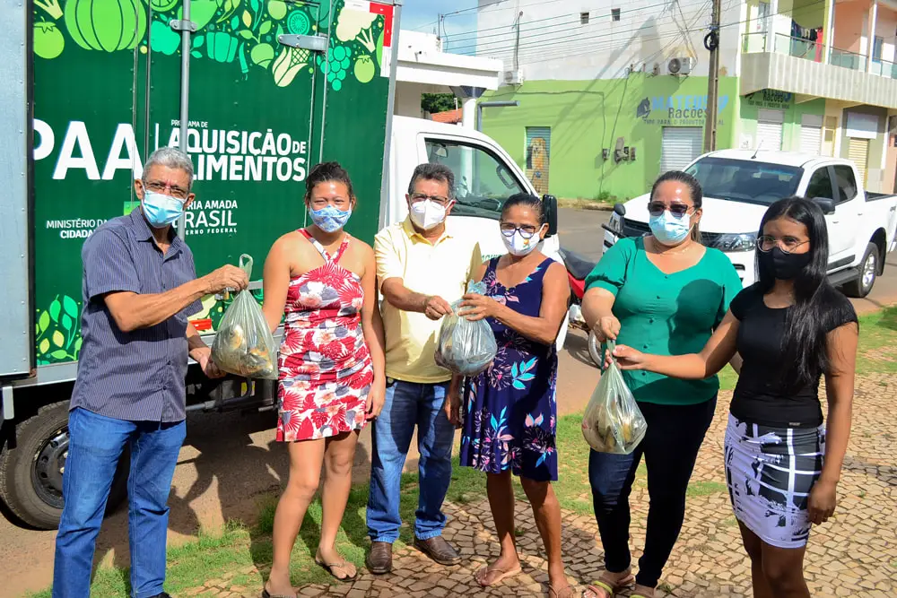 Prefeito Genival Bezerra com o Coordenador da SASC Durval Gomes e beneficiadas