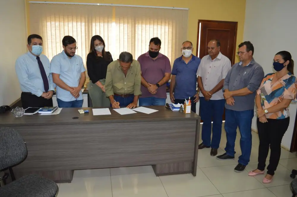 Prefeito Municipal de Picos, Gil Paraibano, empossando novos secretários (Foto: Isael Pereira)