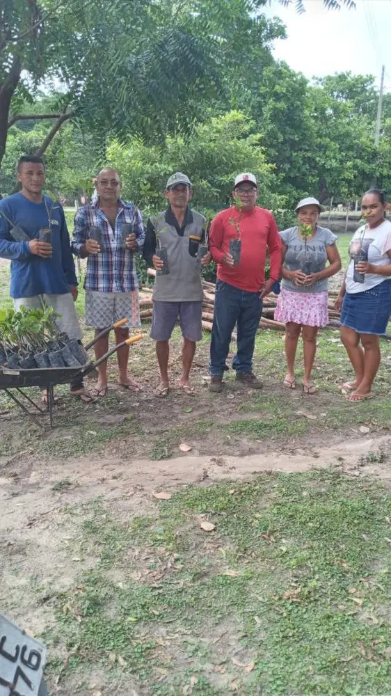 Secretário Francisco Farias entregando mudas de caju aos agricultores familiares.