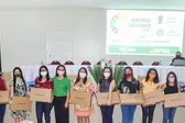 Secretária de Educação Lêda Maria realizando a entrega de notebooks aos professores. (Foto: Ascom.)