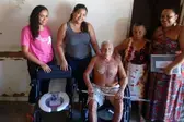Entraga das cadeiras (Foto: Mateus Guedes)