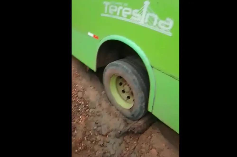 ônibus atolado em Nazára