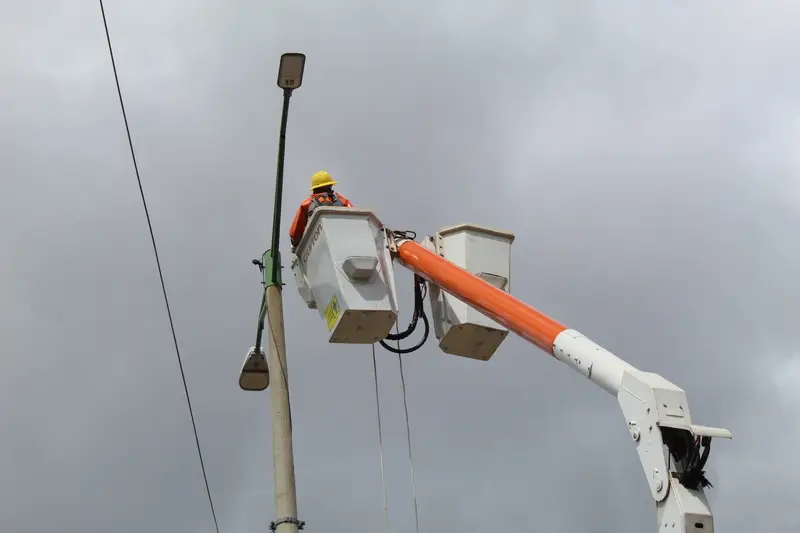 Ações de trocas e reposições de lâmpadas tem acontecido em toda cidade (Foto: Valdo Benedito)