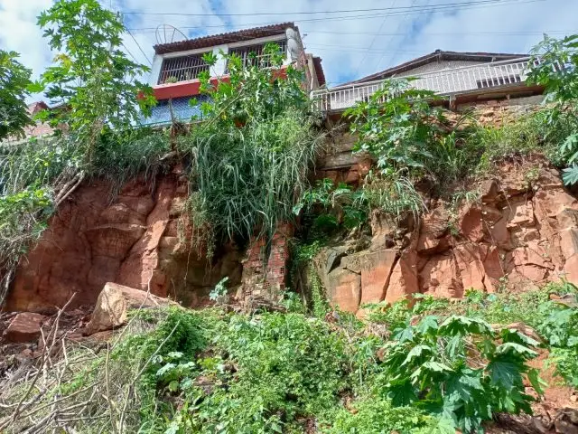 (Casas em perigo de desabar / Foto: Reprodução)